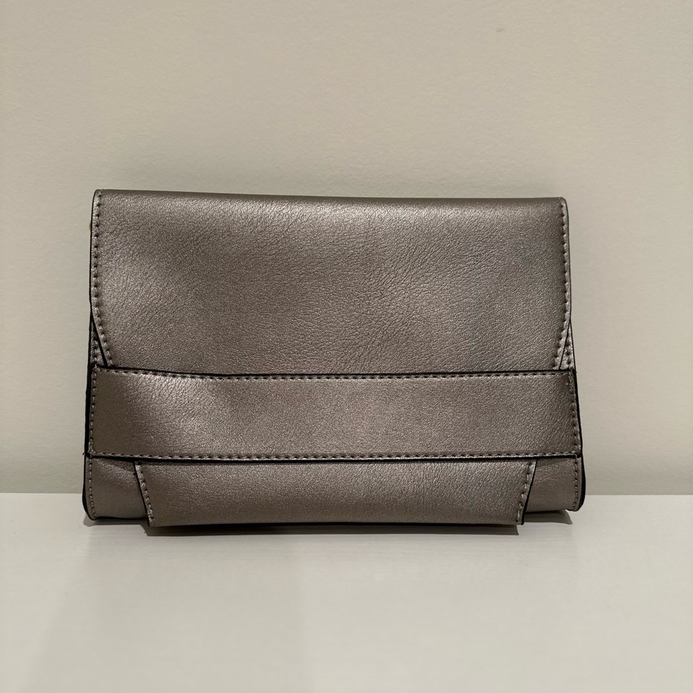 Mid-sized Clutch
